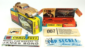 Corgi toys 261 james bond's aston martin yy995