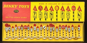 Dinky toys 772 british road signs zz951