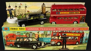 Corgi gift set 35 london passenger set bus taxi policeman aa297