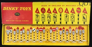 Dinky toys 772 british road signs ee133 front