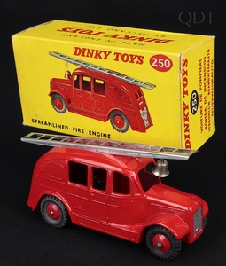 Dinky toys 250 streamlined fire engine ee597 front