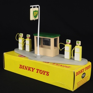 Dinky toys 783 petrol pump station bp ff69 bp sign