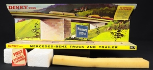 Dinky toys 917 mercedes truck trailer set gg125 plinth