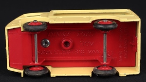 Dinky toys 490 electric dairy van express dairy kk387 base