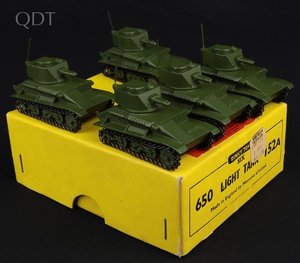 Trade box dinky  152a 650 light tank kk998 front