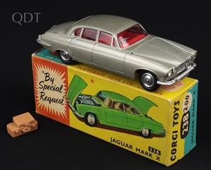 Corgi toys 238 1 jaguar mark x ll58 front